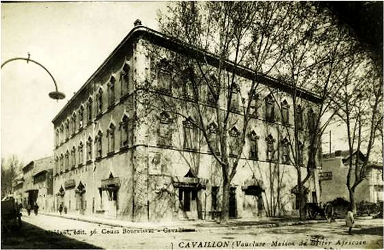 Carte postale du début du XXe siècle : l'immeuble du Bitter Africain à l'angle des avenues Maréchal Joffre et Gabriel Péri, façade orientaliste
